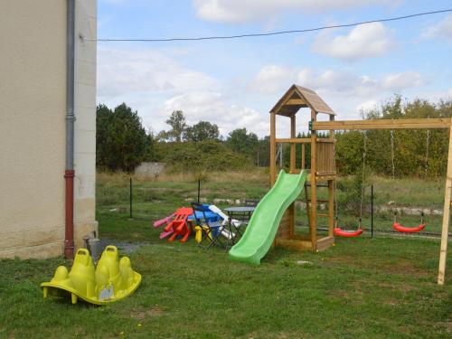 Gîte Mers-sur-Indre, 5 pièces, 13 personnes - FR-1-591-166 (Gite 13 pers. dans une ancienne gare avec piscine, jardin clos, terrasse et equipements PMR - FR-1-5) in Mers-sur-Indre