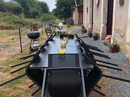 Gîte Mers-sur-Indre, 5 pièces, 13 personnes - FR-1-591-166 (Gite 13 pers. dans une ancienne gare avec piscine, jardin clos, terrasse et equipements PMR - FR-1-5) in Mers-sur-Indre
