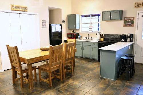 Sleepy Hollow, FREE Dollywood ticket & more, secluded 2BR2BA, game loft, hot tub, covered porch in Oldham (TN)