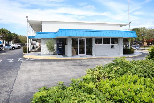 Crossroads Inn - 