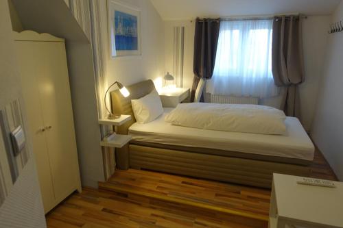 Single Room image 4