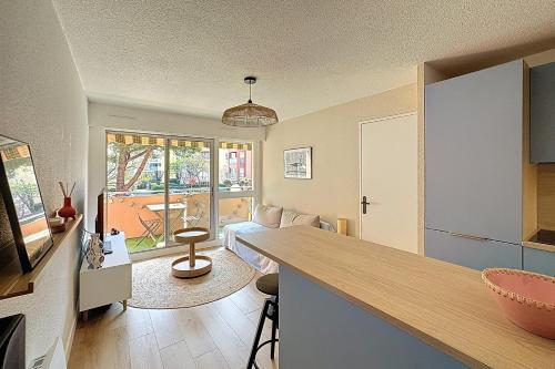 Charming Air-Conditioned Apartment with Terrace & Parking 600 m from the
