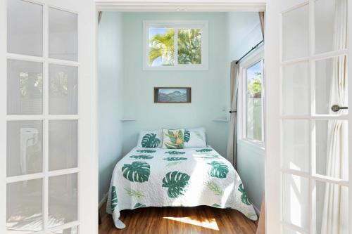 Stylish 1BR Apartment with AC Full Kitchen & WD - Just Steps to the Beach in 凱盧阿