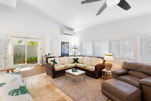 Stylish 1BR Apartment with AC Full Kitchen & WD - Just Steps to the Beach in 凱盧阿