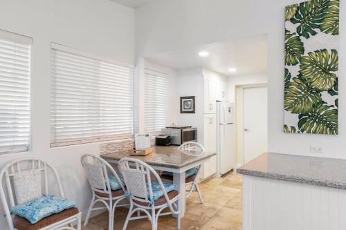 Stylish 1BR Apartment with AC Full Kitchen & WD - Just Steps to the Beach in 凱盧阿