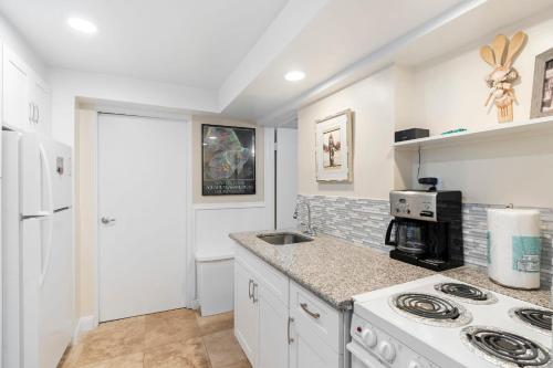 Stylish 1BR Apartment with AC Full Kitchen & WD - Just Steps to the Beach in 凱盧阿