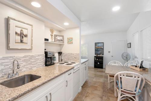Stylish 1BR Apartment with AC Full Kitchen & WD - Just Steps to the Beach in 凱盧阿