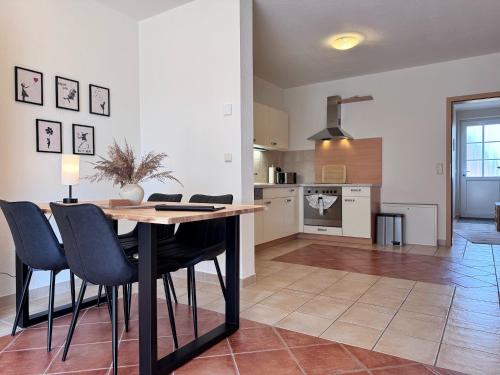 virtuve, Gemütliche Ferienwohnung mit 2 Schlafzimmern am Prosnitzer Wald (Gemutliche Ferienwohnung mit 2 Schlafzimmern am Prosnitzer Wald) in Gustow