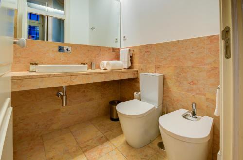 Superior One-Bedroom Apartment (4 Adults) image 10