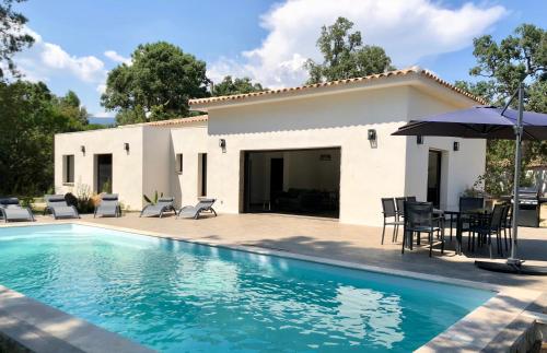 Villa piscine chauffée & jardin - Centre 5 min - Plage 10 min - Ménage