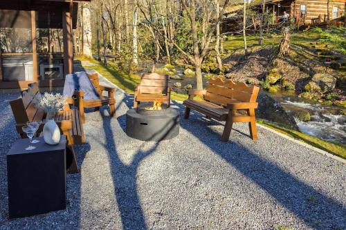 Gatlinburg Group Getaway with Hot Tub and Porch! in Gatlinburg, USA