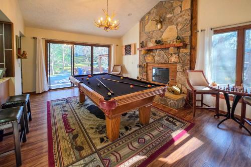 Gatlinburg Group Getaway with Hot Tub and Porch! in Gatlinburg, USA