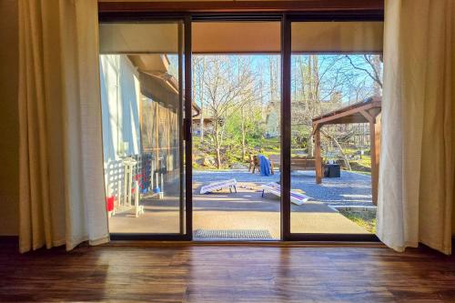 Gatlinburg Group Getaway with Hot Tub and Porch! in Gatlinburg, USA