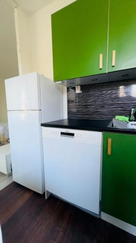Helmi Haven Modern Studio Myyrmäki 15 min to Airport (Helmi Haven Modern Studio Myyrmaki 15 min to Airport) in Вантаа