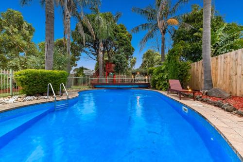 Relax Refresh Rejuvenate Pool Cabin Garden Tree house Vintage charm in Berwick