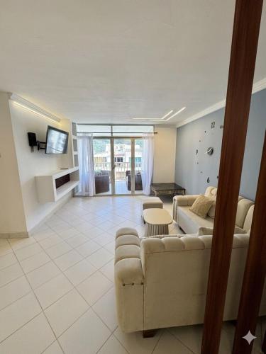 Amplio apartamento reformado de 3 dormitorios con vistas al mar