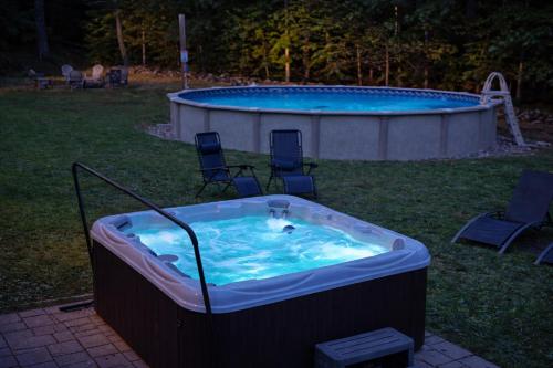 Luxe Catskills Mountain Retreat with Private Pool, Pond, Hot Tub, Fire Pit, Dog Friendly in Cairo (NY)