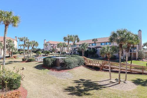 New Rental with Pool Views, Pickleball, Tennis Court with Bonus Room! – khách sạn tại Crescent Beach