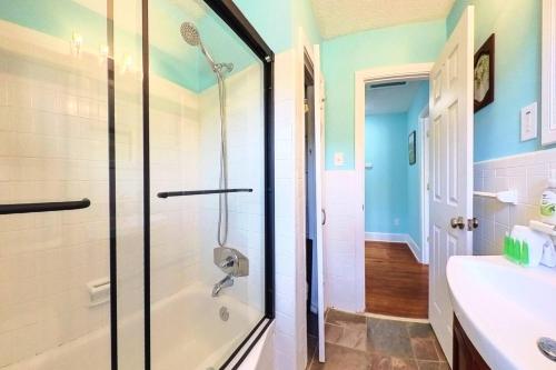 4 Bedrm 2 King Huge Private Yard/Patio/BBQ/Firepit