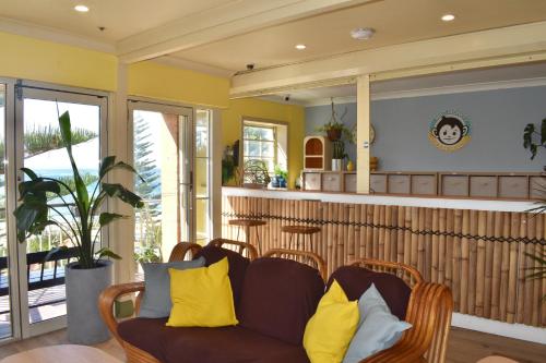 Shared lounge/TV area, Mad Monkey Hostel Coogee Beach in Coogee Beach