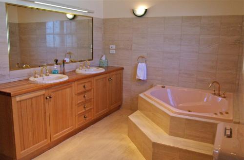 Two Thirds Blue- Pet friendly- indoor fire place and pool in Orient Point