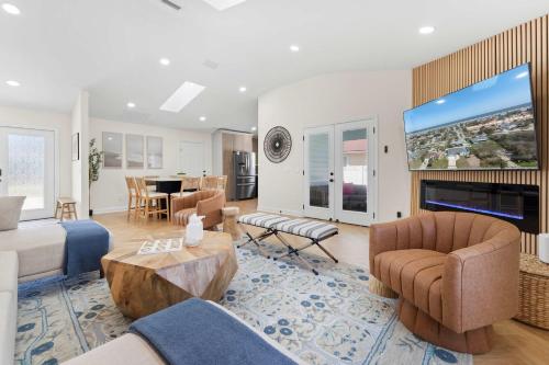 Sparking Pool Steps to Beach Game Room TVs BBQ in Butler Beach