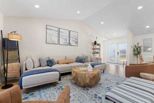 Sparking Pool Steps to Beach Game Room TVs BBQ in Butler Beach
