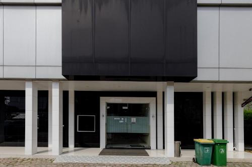 Entrance, RedDoorz Plus near Thamrin Plaza Medan in Medan Kota