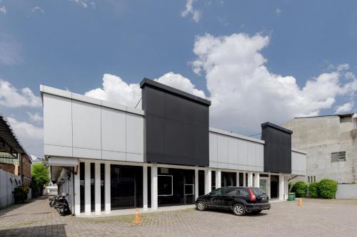 Entrance, RedDoorz Plus near Thamrin Plaza Medan in Medan Kota