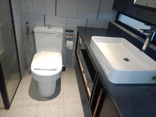 Scarletz suites Near KLCC by SafeHaven - image 8