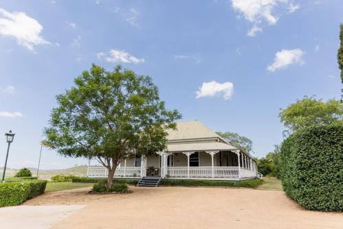 Grand Country Homestead in Cambooya