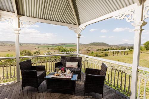 Grand Country Homestead in Cambooya