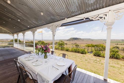 Grand Country Homestead in Cambooya