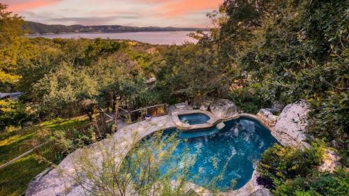 Dawson by AvantStay Serene Austin Home set Amongst nature w Pool Hot Tub Close to Lake Travis in Austin, USA