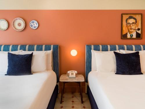 2 double beds