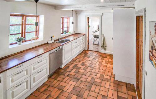 virtuve, Gorgeous Home In Skårup Fyn With House Sea View (Gorgeous Home In Skarup Fyn With House Sea View) in Skarupore