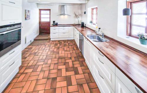 virtuve, Gorgeous Home In Skårup Fyn With House Sea View (Gorgeous Home In Skarup Fyn With House Sea View) in Skarupore