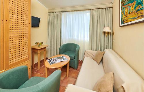 Lovely Apartment In Porec With Wifi – khách sạn tại Plava Laguna