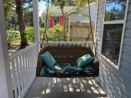 3 Bedroom w/ King Bed Private Hottub/Yard/Deck/BBQ