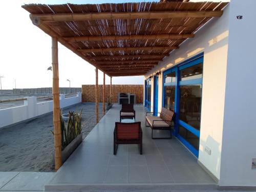 Casa de Playa a pasos del mar y sol todo el año (Casa de Playa a pasos del mar y sol todo el ano) in San Vicente De Canete