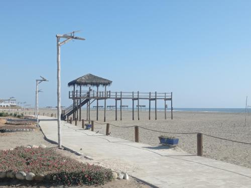 Casa de Playa a pasos del mar y sol todo el año (Casa de Playa a pasos del mar y sol todo el ano) in San Vicente De Canete
