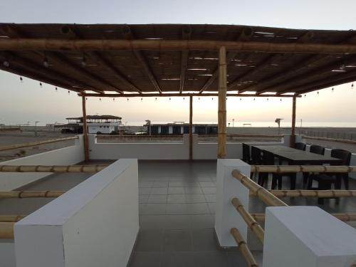 Casa de Playa a pasos del mar y sol todo el año (Casa de Playa a pasos del mar y sol todo el ano) in San Vicente De Canete