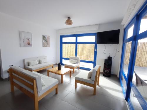 Casa de Playa a pasos del mar y sol todo el año (Casa de Playa a pasos del mar y sol todo el ano) in San Vicente De Canete