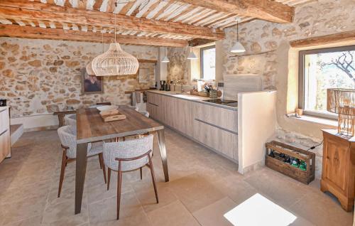 virtuve, Maison En Pierre Avec Piscine in Rustrel