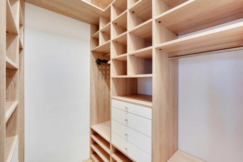 Beautiful Apt - 2BD4P - 16emeAvenue Foch - image 5