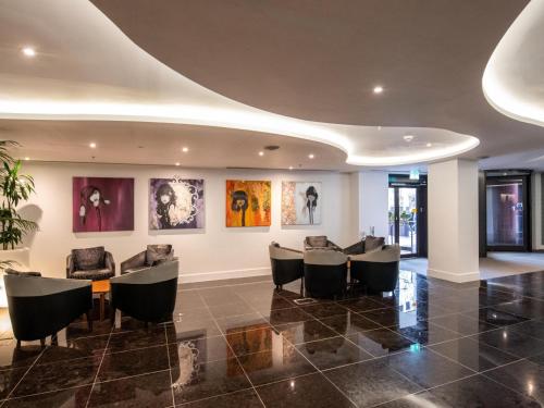 Lobby, Hilton London Heathrow Airport Terminal 5 in Windsor