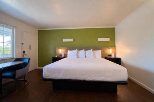 Motel 6 - Downtown Monterey - image 36