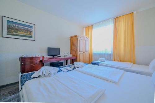 3 twin beds
