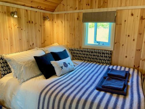 Shepherd's hut 1 at Braebost Croft in Ейр
