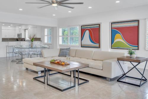 Retreat by Beach Waterfront Lago Key in Fort Lauderdale, USA